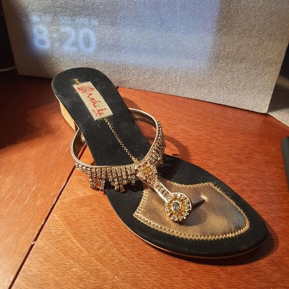 Mochi Ka Lady Flap Gold Rhinestone Size 8 PreLoved Excellent Condition - Picture 1 of 6